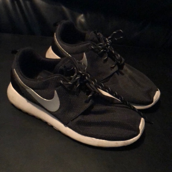 Nike Shoes - Black & white roches